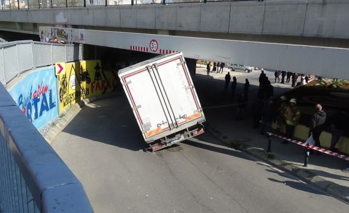 Altgeçitte ilerleyen kamyonet yol ile köprü arasına sıkışarak havada asılı kaldı