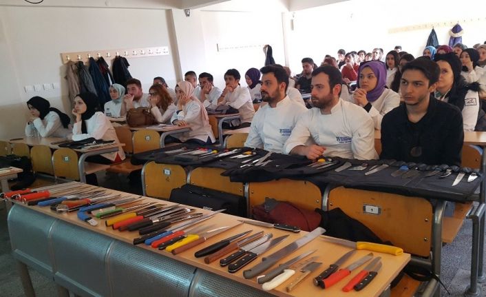 Aşçı adaylarına bıçak eğitimi verildi