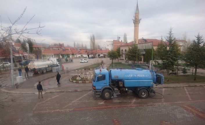 Aslanapa’da tüm sokaklar dezenfekte ediliyor, yaşlılar tek tek ziyaret ediliyor