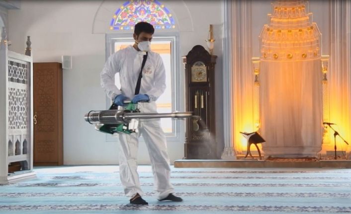 Ataşehir Belediyesi okulları, ibadethaneleri ve parkları mikrop ve virüslere karşı ilaçlıyor