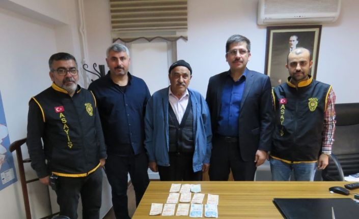 ATM’de maaşını çekmek isterken parasını kaptırdı