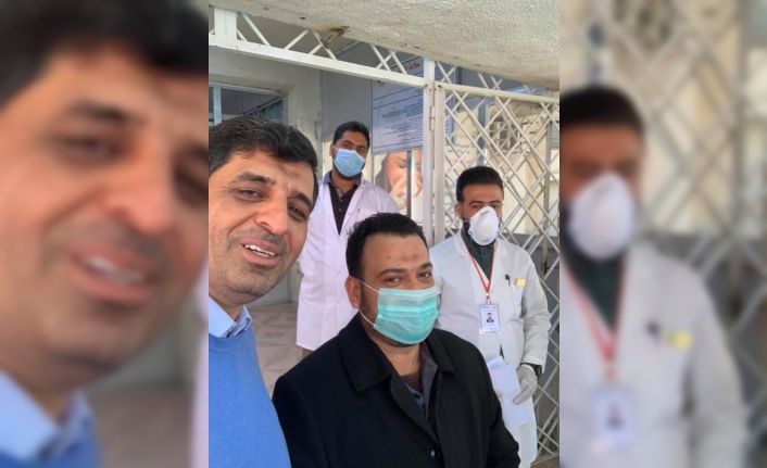 Bağdat’ta doktorlar, virüs tedavisi tamamlanan ilk hastayla selfie çektirdi