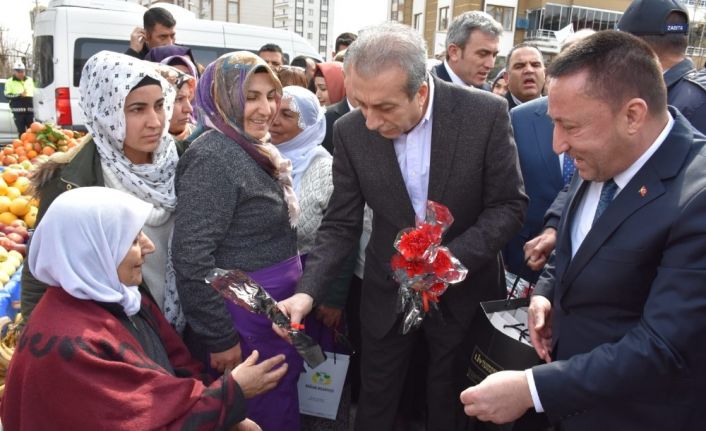 Bağlar Belediyesi kadınlar günü için kadınlara semt pazarı kimlik kartı dağıttı