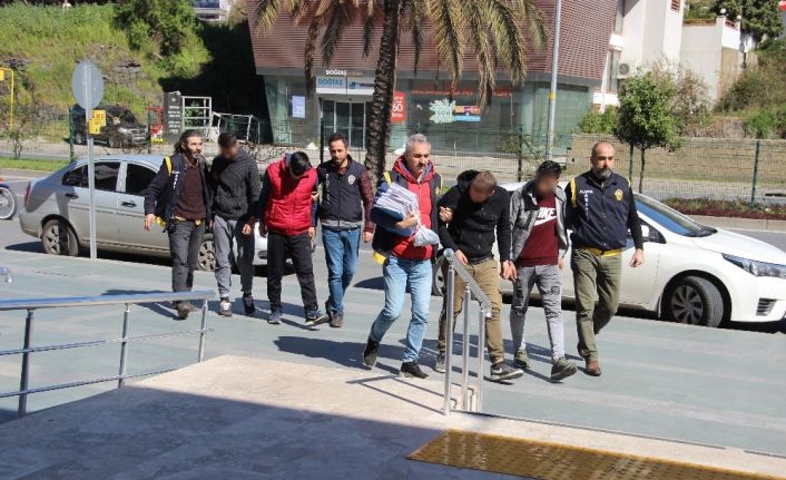 Bahşiş kutusu hırsızlarının pişkinliği: "Çek ağabey, yandan çek Alanya yakışıklı görsün”