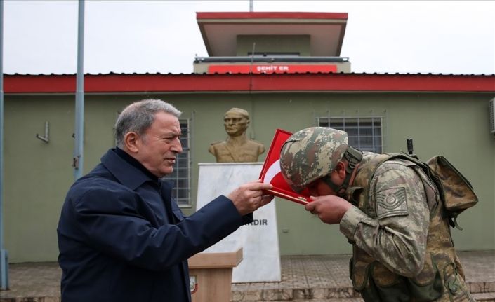 Bakan Akar, İngiltere Savunma Bakanı Wallace ile sınır hattını ziyaret etti