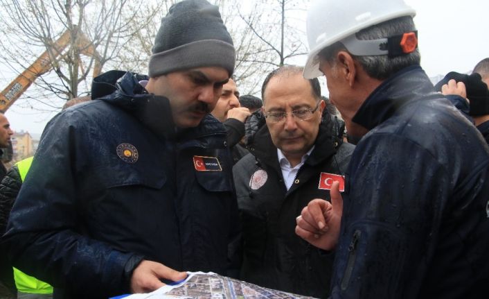Bakan Kurum, Elazığ’da incelemelerde bulundu
