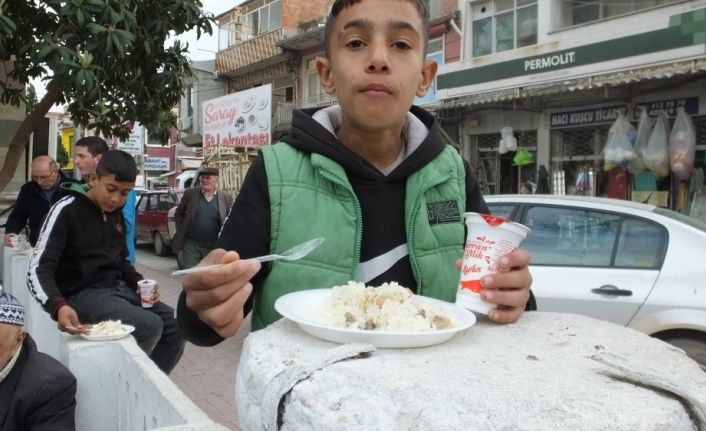 Balıkesir’de öğretmenler şehitler için mevlit okuttu, hayır yaptı