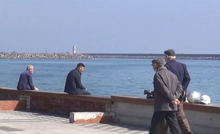 Banklar kaldırılınca oraya dizildiler gazetecileri görünce böyle uzaklaştılar