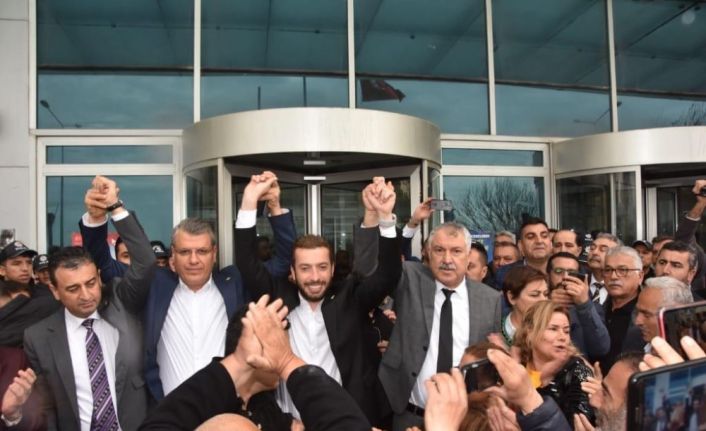 Başkan Aydar’a destek için belediyeye akın ettiler