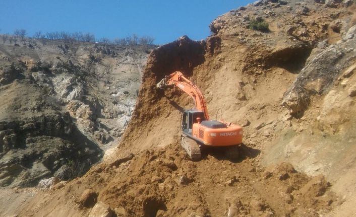 Batman’da heyelan köy yolunu ulaşıma kapattı