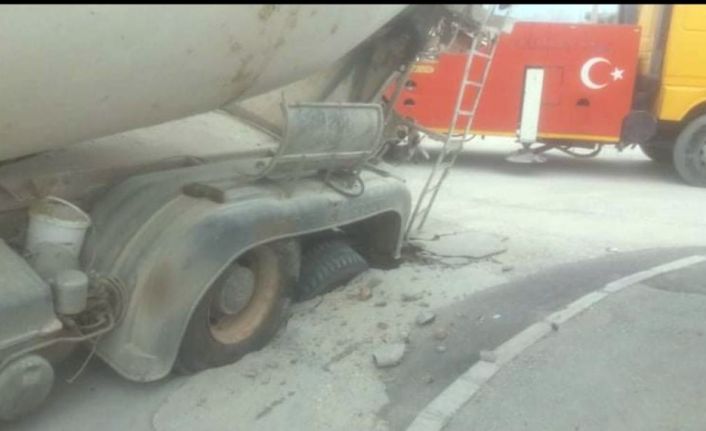 Beton mikserini taşıyamayan yol çöktü