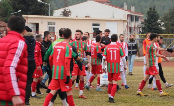 Bileciksporlu 2 futbolcu, darp edildiği iddiasıyla rakip 4 futbolcu için suç duyurusunda bulundu