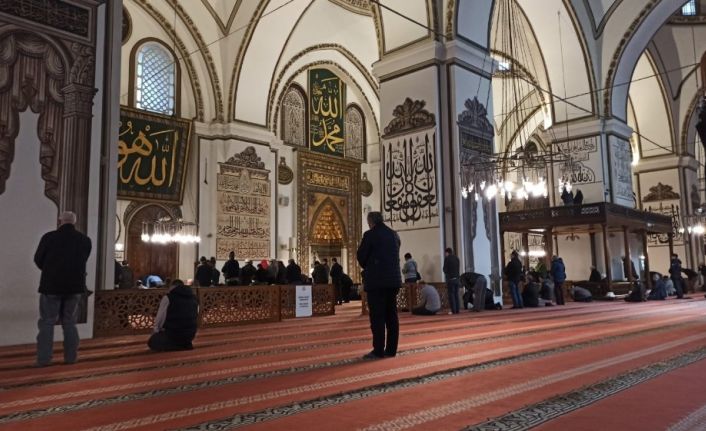 Binlerce kişinin saf tuttuğu Ulucami boş kaldı