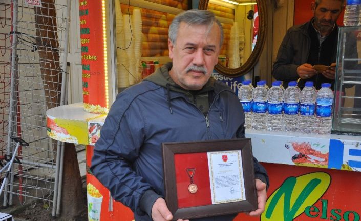 Bir haftalık kazancını Mehmetçik Vakfı’na bağışladı