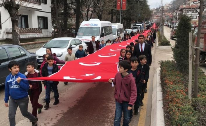 Bolu’da, öğrenciler şehitler için 200 metrelik bayrakla yürüdü