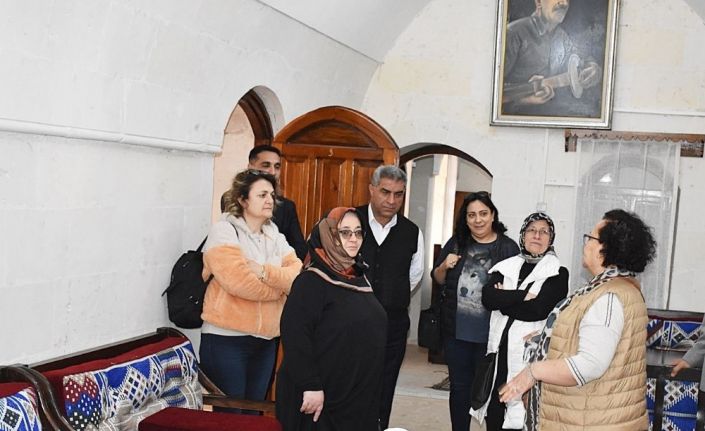 Büyüdüğü konağı gezince duygulandı