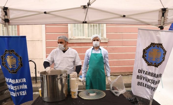 Büyükşehir Belediyesi evlat nöbeti tutan ailelere çorba ikram etti