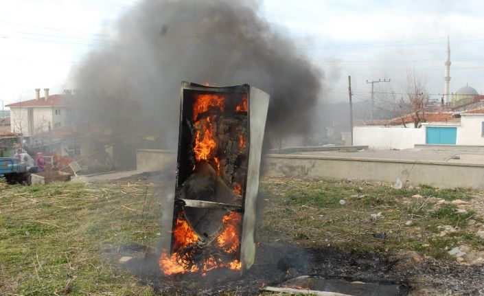 Buzdolabı alev alev yandı
