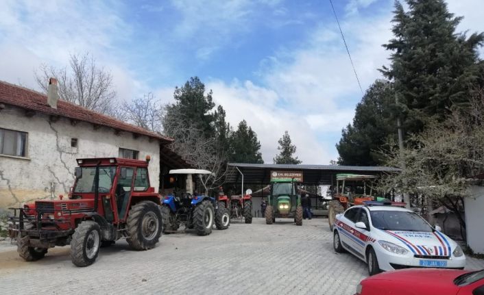 Çal’da jandarma ekipleri 112 traktörü trafiğe çıkmaya uygun hale getirdi