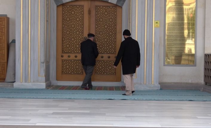 Caminin kapalı olduğunu gören cemaat kapıdan geri döndü