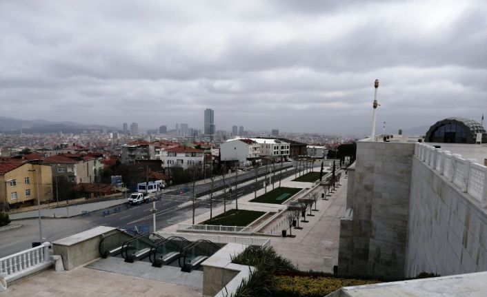 Çamlıca Camii korona virüs tedbirleri sebebiyle bu Cuma namazında da boş kaldı