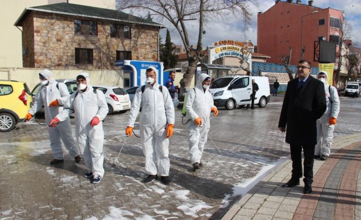 Çan’da yollar korona virüse karşı deterjanlı su ile yıkanarak ilaçlandı