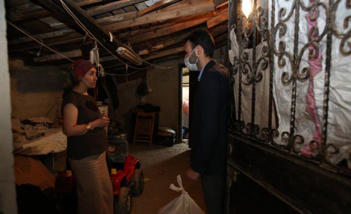 Çekmeköy’de korona virüs tedbirleri kapsamında evden çıkmayan yaşlılara yemek hizmeti