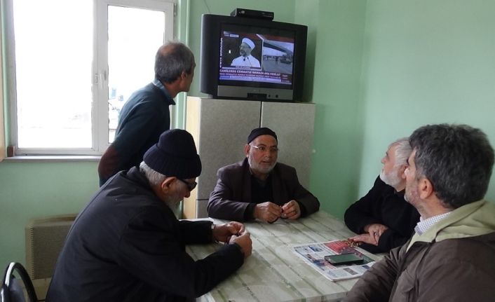 Cemaatle namaza ara verildi, vatandaşlar namazlarını evde kıldı