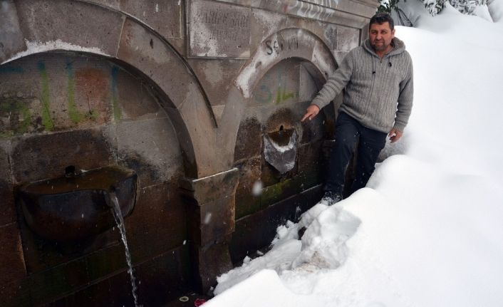 Çeşme ve tabelalara zarar verildi