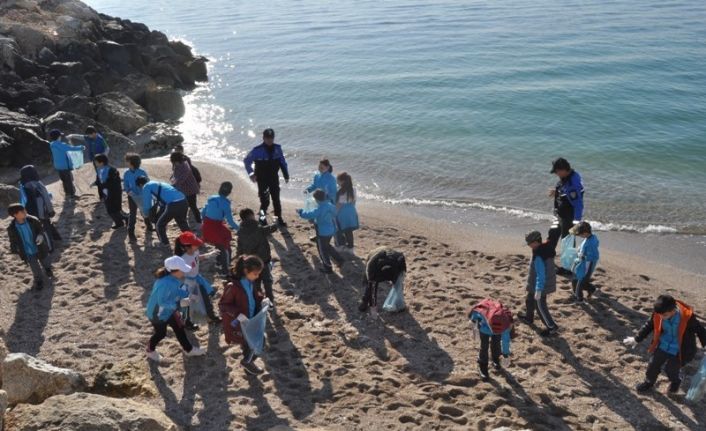 Çocuklar, polislerle birlikte sahil temizliği yaptı