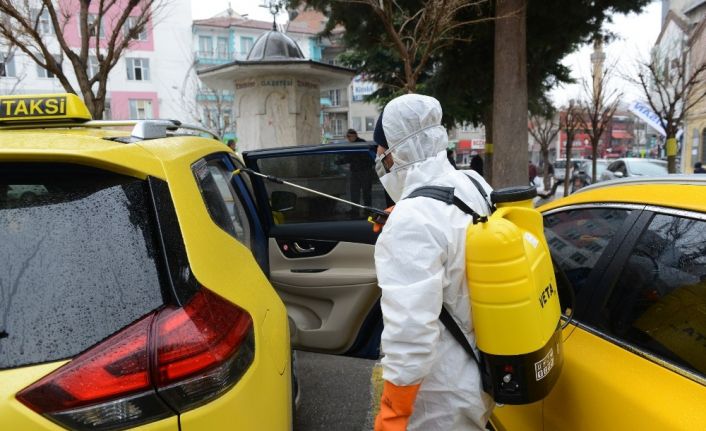 Çorum’da belediye ekipleri ticari taksileri dezenfekte ediyor