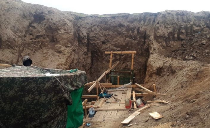 Defineciler, madenci gibi çalışıp 8 metre çukur açmış