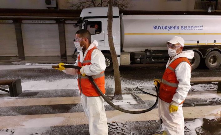 Diyarbakır Büyükşehir Belediyesi cadde ve kaldırımları tazyikli su ile yıkıyor