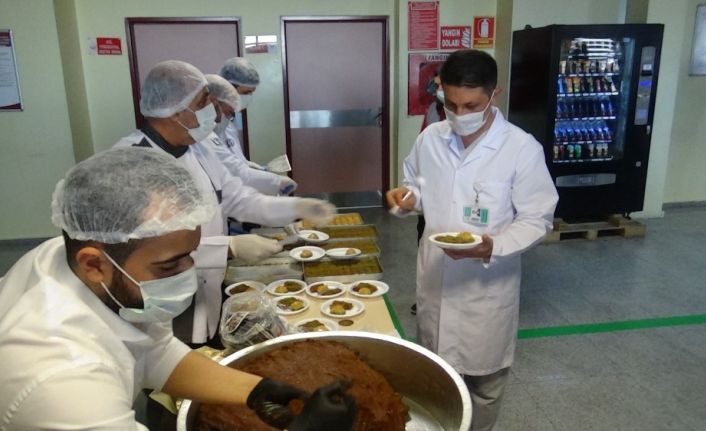 Diyarbakır’da korona virüs mesaisindeki sağlık personeline tatlı ve çiğ köfte ikramı