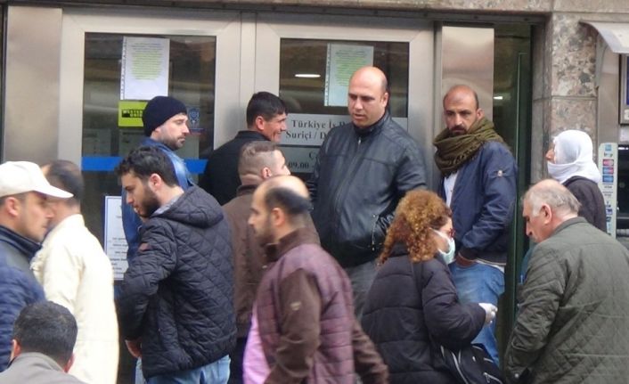 Diyarbakır’da vatandaşlar korona virüs tedbirlerine uymayarak sokaklara akın etti