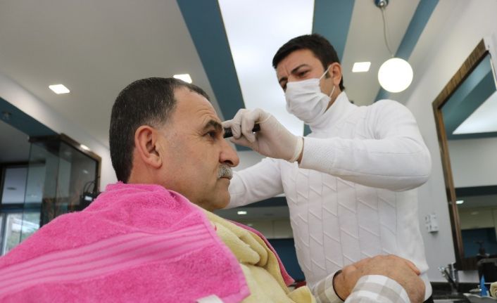 Diyarbakırlı kuaför, ‘Evde kal Türkiye’ çağrısına uyarak yaşlı vatandaşları evde tıraş etme kararı aldı