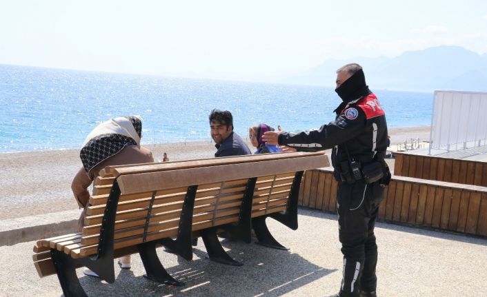 Dünyaca ünlü Konyaaltı sahilindeki yoğunluğa polisten ’Korona’ uyarısı