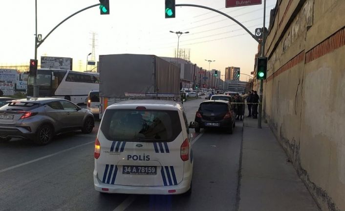 Dur ihtarına uymayan şüpheliler polise ateş açtı, yoldan geçen biri vuruldu