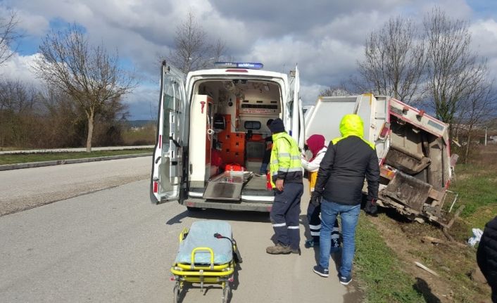 Düzce’de çöp kamyonu yoldan çıktı: 3 yaralı