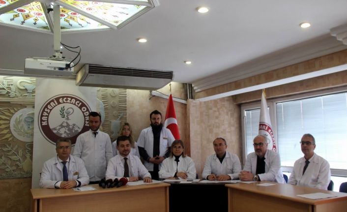 Eczacılar Odası Başkanı Akın: "Maske, dezenfektan, eldiven gibi malzemelerin fahiş fiyatlandırılmasında eczacılarımızın hiçbir sorumluluğu yoktur"