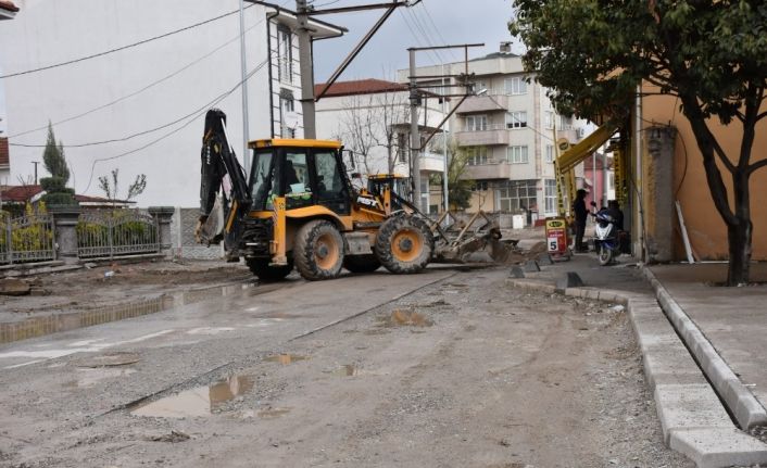 Erenler Belediyesi ekipleri alt yapı ve üst yapı çalışmaları devam ediyor