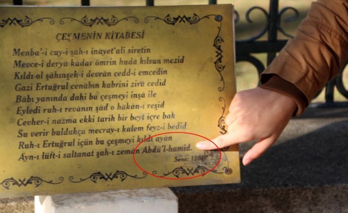 Ertuğrul Gazi türbesi girişindeki tarihi çeşme levhasında ilginç yanlışlık