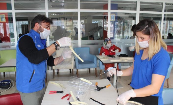 Erzincan’da korona virüse karşı 3D yazıcı ile siperli maske üretimi