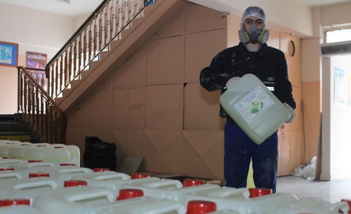 Fabrika gibi çalışan meslek lisesi 15 günde 100 tondan fazla dezenfektan üretti