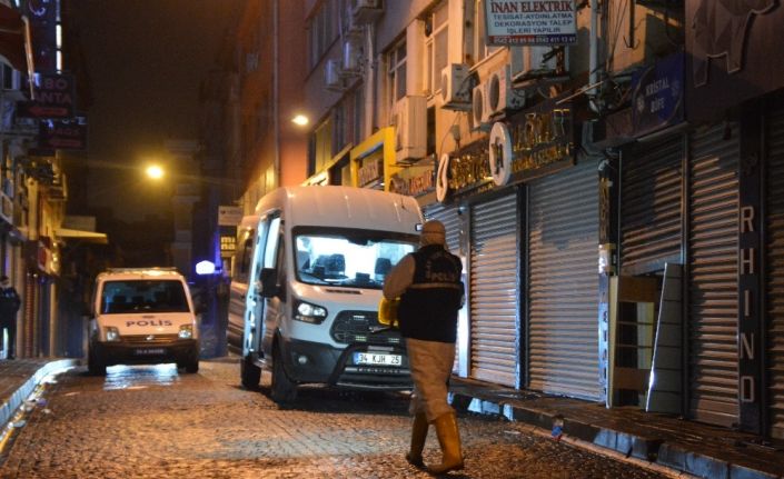 Fatih’teki bir iş hanında çıkan yangında 1 kişi yanarak feci şekilde can verdi