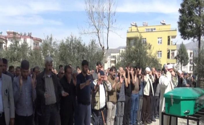 Fransa’da Korona virüsünden ölen Türk için memleketi Mersin’de gıyabi namazı kılındı