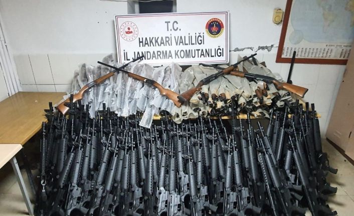 Hakkari’de 1 kilo 300 gram eroin ile 26 adet av tüfeği ele geçirildi
