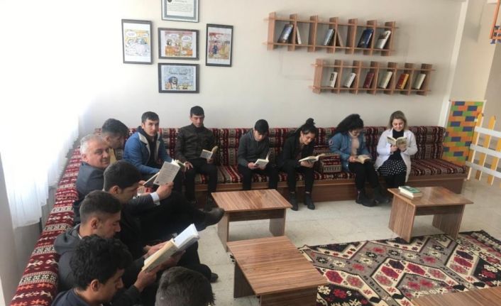 Hakkarili öğrencilerin konforlu divan sevinci