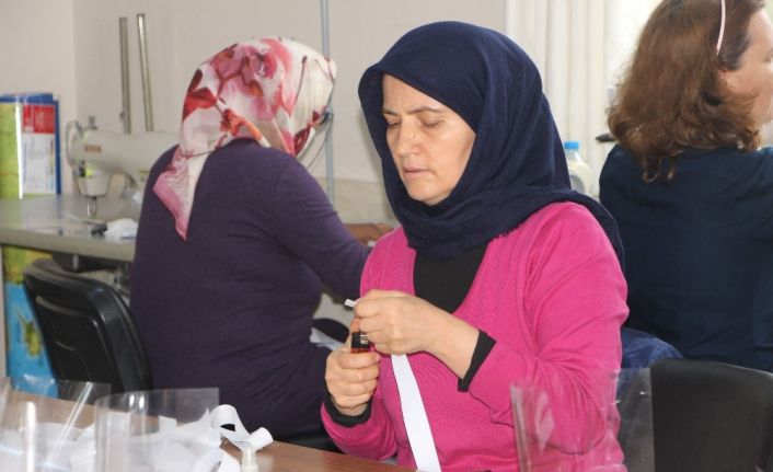 Halk Eğitim Merkezi’nden sağlık çalışanları için film maske üretimi