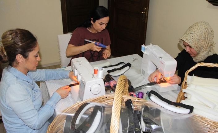 Hastanede şırınga tutan eller nöbet sonrası koruyucu siperlik dikiyor